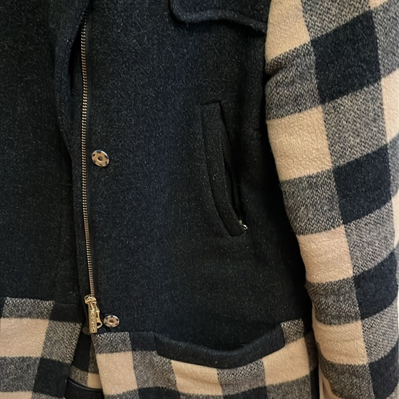 Woolrich women’s jacket with real fur trim hood. Tan and charcoal grey plaid. - Picture 5 of 7